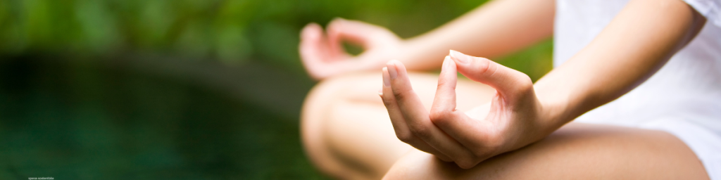 banner articolo creare buone abitudini: immagine con persona che medita