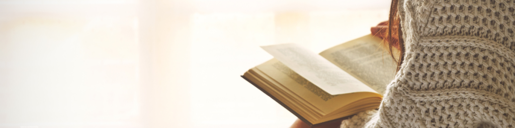 banner articolo creare buone abitudini: immagine con persona che legge