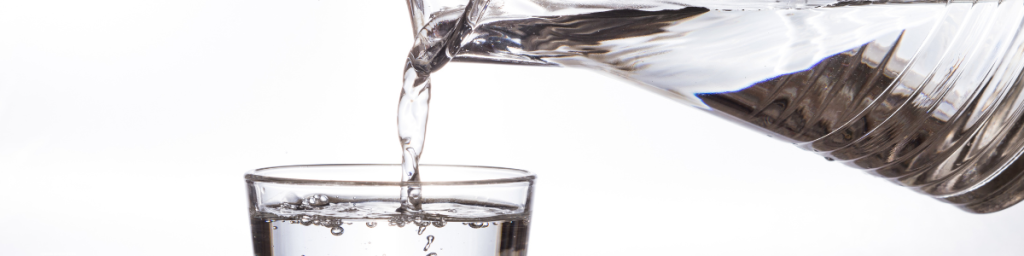 banner articolo creare buone abitudini: immagine con bicchiere d'acqua