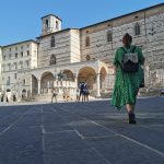 ragazza che cammina in una piazza a Perugia