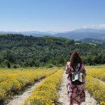 ragazza nei campi di fiori