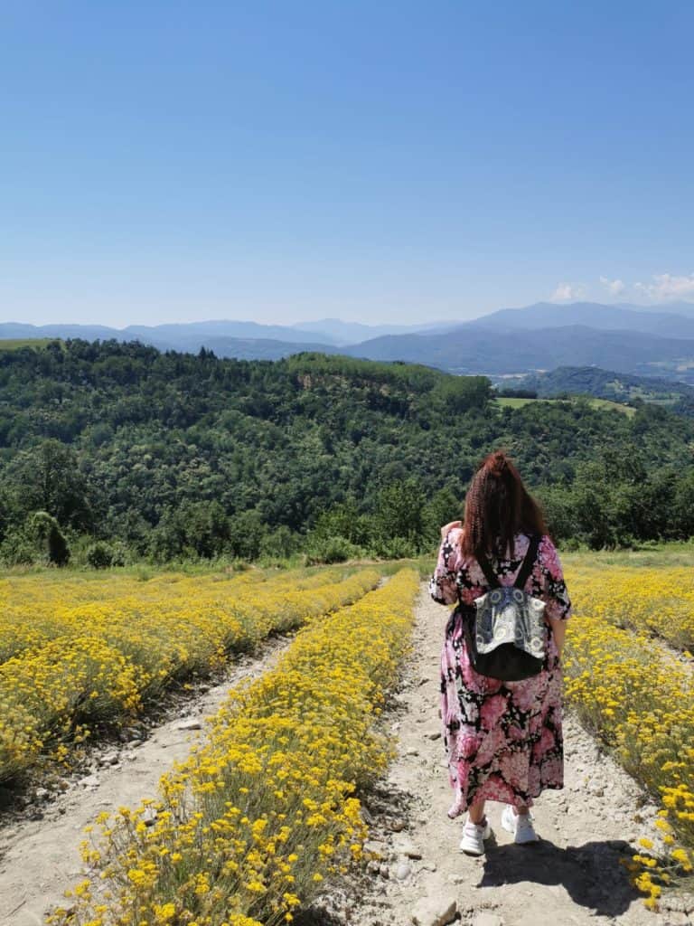 ragazza nei campi di fiori