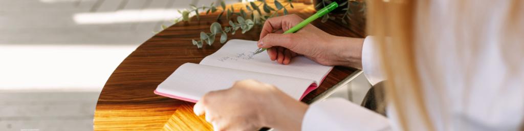 banner articolo fare journaling, immagine con ragazza che scrive