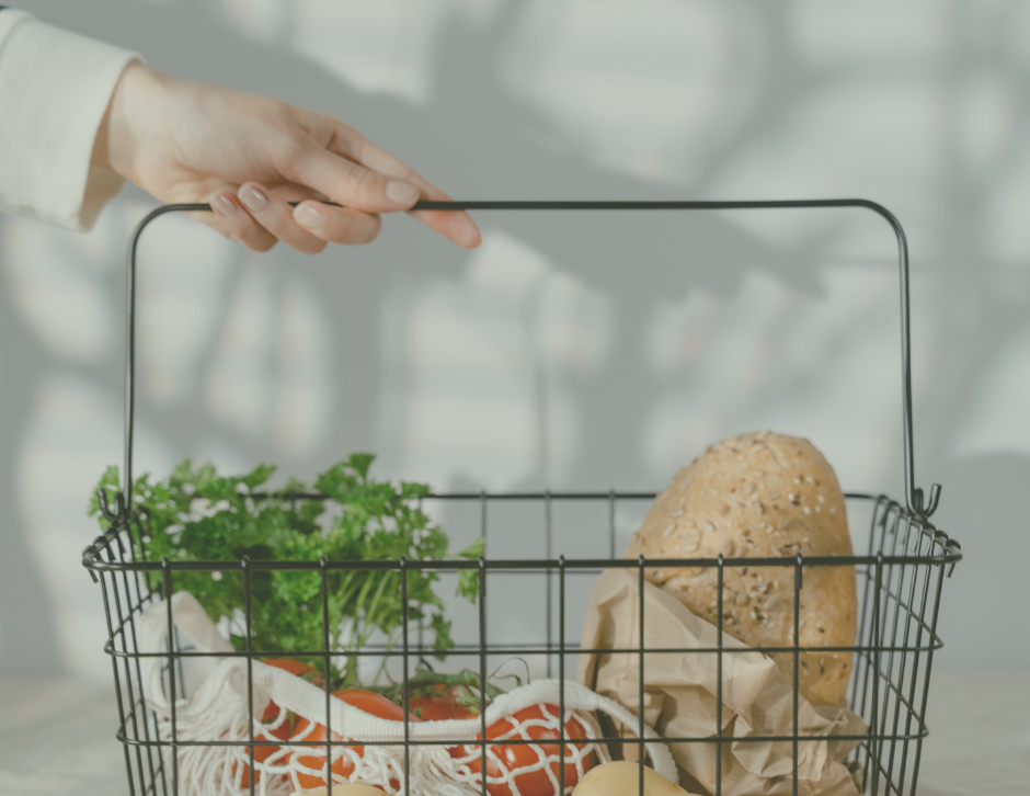 COPERTINA spesa sostenibile - mano con un carrellino della spesa con verdura e pane