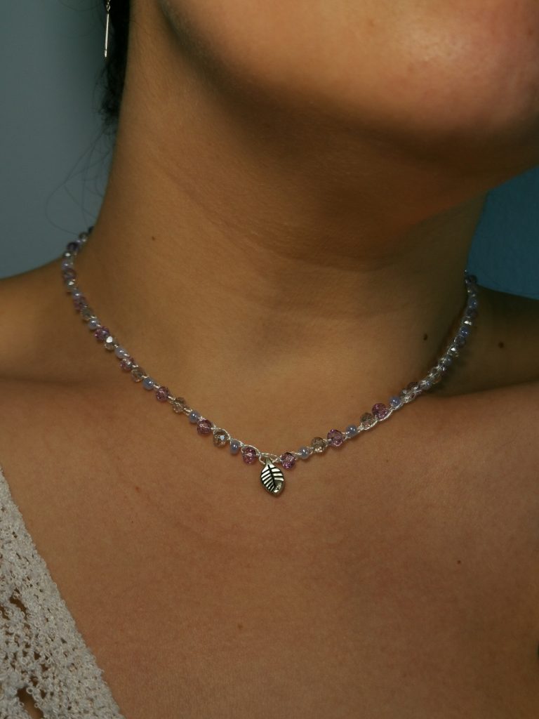 ragazza con collana handmade in microcrochet al collo