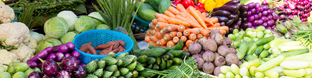 articolo spesa sostenibile: frutta e verdura colorata