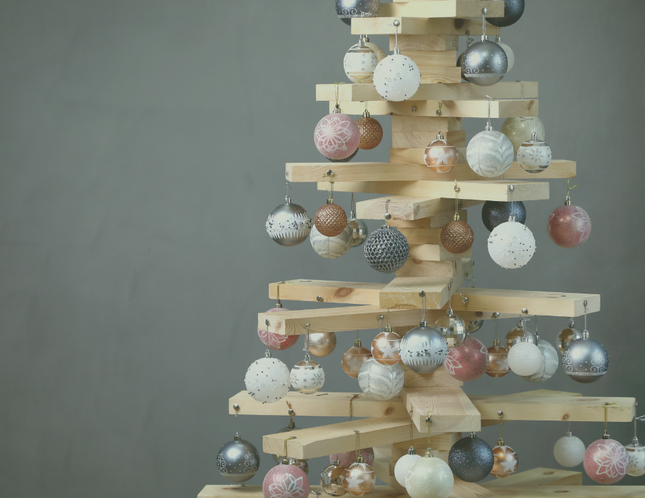 COPERTINA albero di Natale alternativo immagine con albero di legno e palline