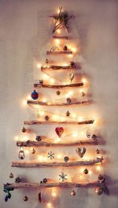albero di Natale alternativo - rami a muro