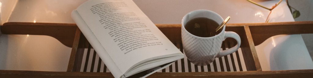 banner articolo come leggere di più: libro e tazza di tisana